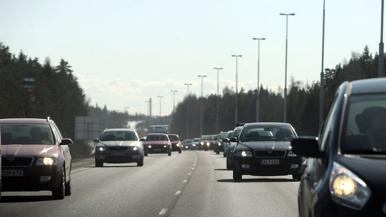 Pääsiäisen menoliikennettä Lahden moottoritiellä Vantaalla 5. huhtikuuta 2012.