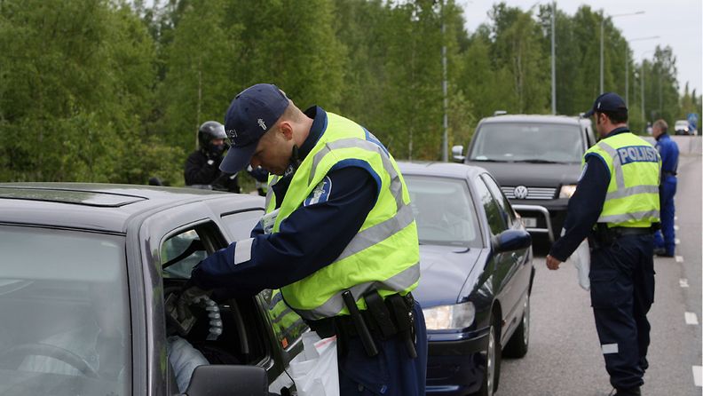 Poliisin rattijuopumusratsia Malmilla Helsingissä 6. kesäkuuta 2006