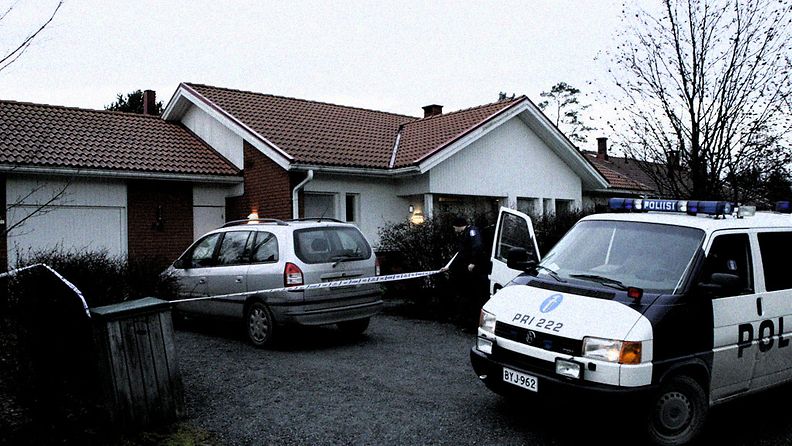 Poliisi eristää omakotitaloa Ulvilassa 1. joulukuuta 2006.