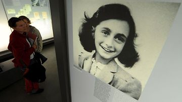 Anne Frankin kuva muistopaikassa Bergen-Belsenissä.