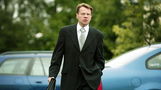 Kari Häkämies matkalla Raaseporin käräjäoikeuteen vuonna 2003. Kuva: Lehtikuva
