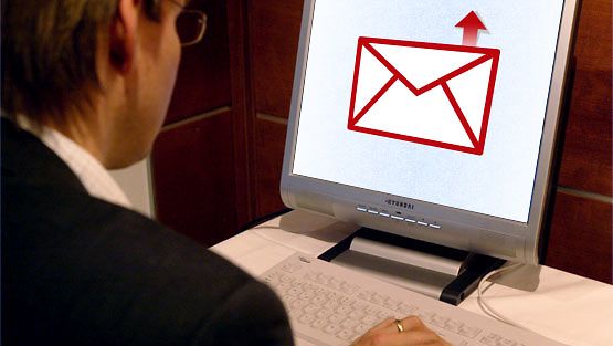 Sähköpostin lähettäminen | Kuva: Lehtikuva