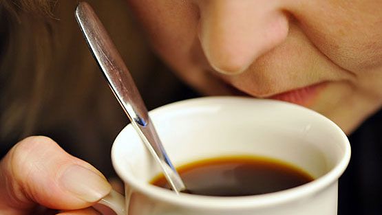 Suomalaiset juovat päivässä noin kolme mukia kahvia. (Lehtikuva)