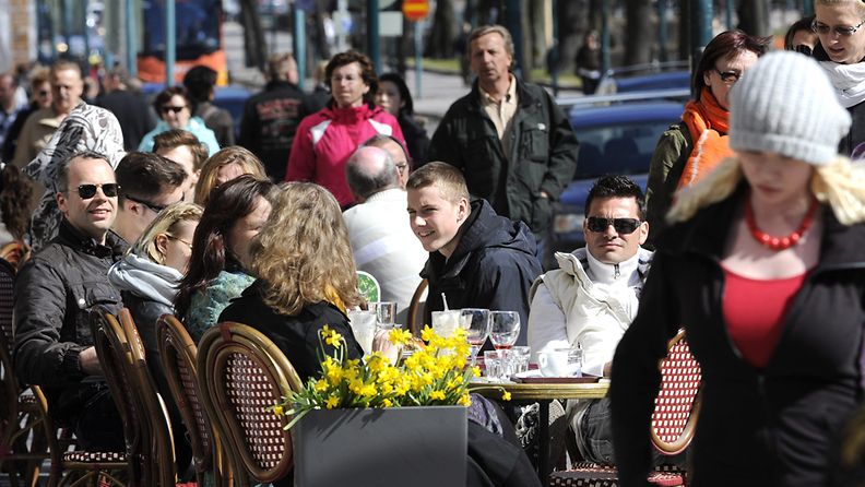 Joko tänä viikonloppuna uskaltaudutaan terasseille? Ihmisiä terassilla Helsingin Esplanadilla viime vuoden huhtikuussa.
