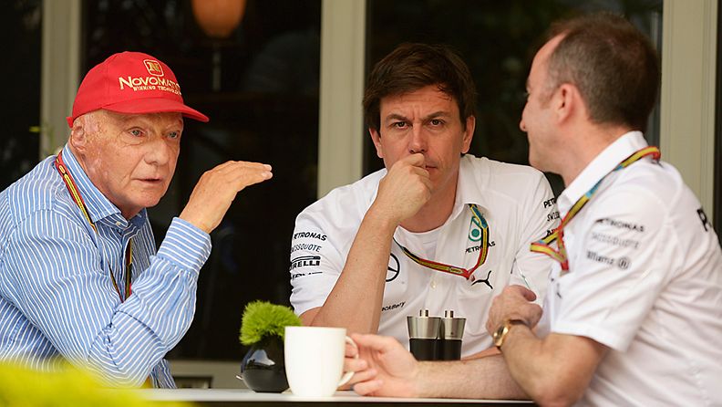 Niki Lauda, Toto Wolff ja Paddy Lowe Malesian GP:ssä. 