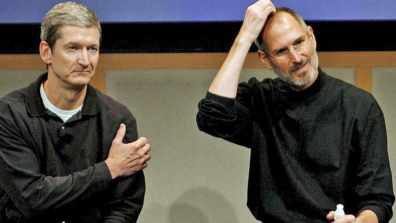 Applen toimitusjohtajan paikalta väistyvä Steve Jobs ja hänen tilalleen nouseva Tim Cook arkistokuvassa. 
