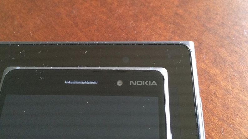 Asus Memo Pad 7 ja Nokia Lumia-puhelin yläpuolella