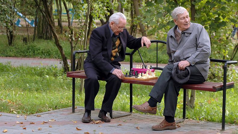 vanhukset pelaamassa shakkia