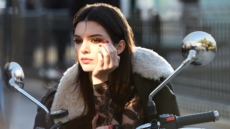 Kendall%20Jenner_Behind%20the%20scenes_171114[1]