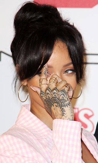 Rihannan-kättä-koristi-erikoinen-hennatatuointi