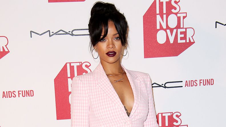 Rihanna-häikäisi-vaaleanpunaisessa-pääkuva