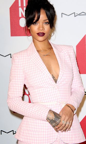 Rihanna-lumosi-vaaleanpunaisessa-asussa