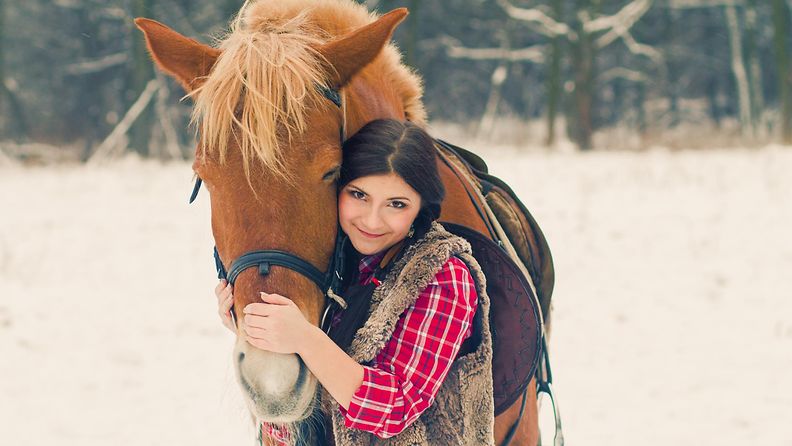 Nainen talvisessa metsässä hevosen kanssa 2