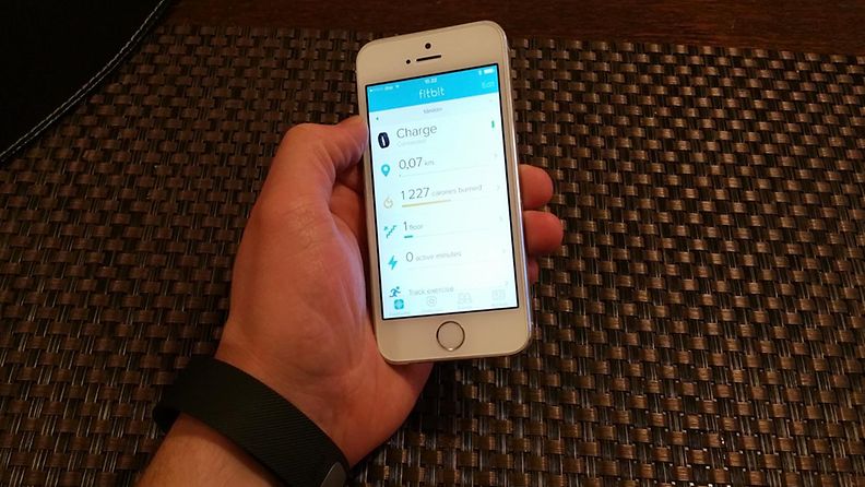 Fitbit Charge -aktiivisuusrannekkeen älypuhelinsovellus iPhone 5S -kännykässä
