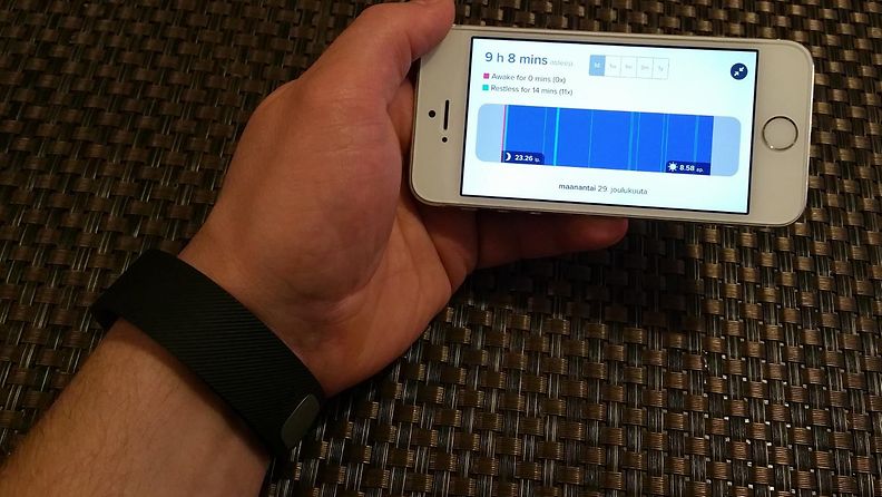 Fitbit Charge -aktiivisuusrannekkeen älypuhelinsovellus iPhone 5S -kännykässä