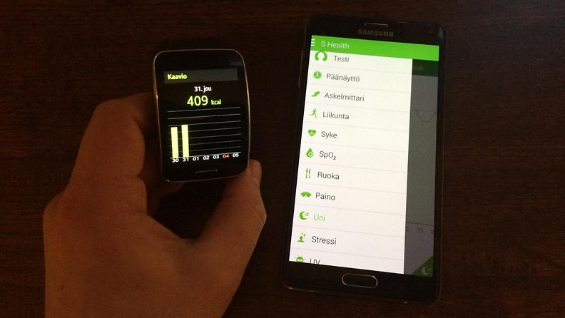 Samsung Gear S -älykello ja Galaxy Note 4 -phabletti