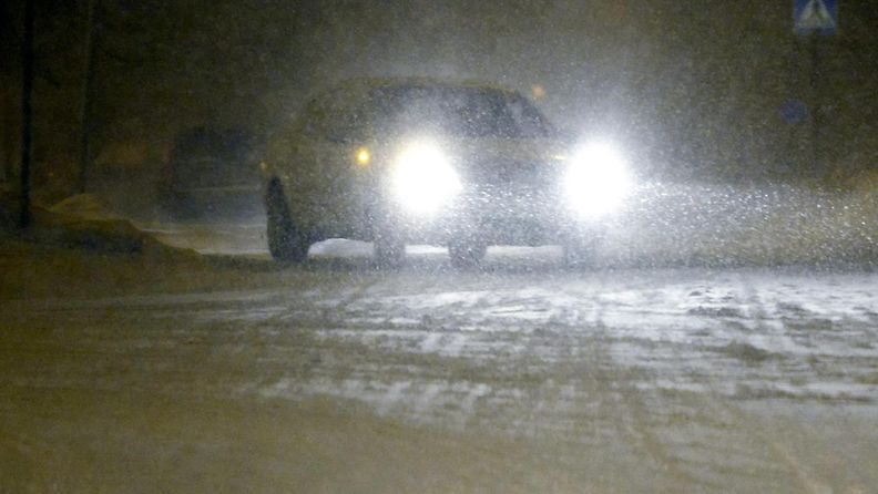huono sää ilma keli liikenne auto lumi pyry