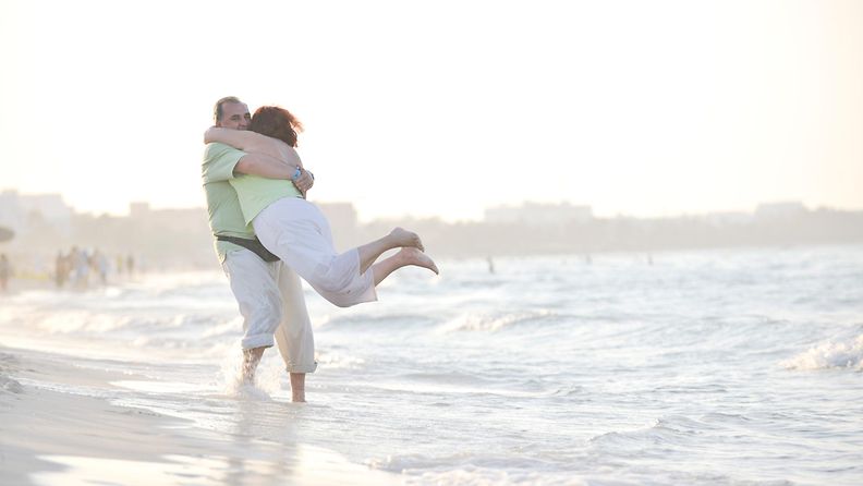 Pari halailee rannalla