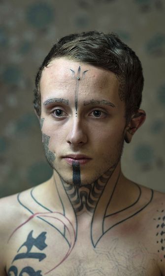 Brittiläinen Jack Denny tatuoi kulmakarvansa 18-vuotiaana. Nyt hän suunnittelee tatuoivansa silmänsä. Kuvituskuva.