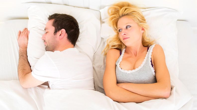 Miehellä ja naisella on ongelmia sängyssä