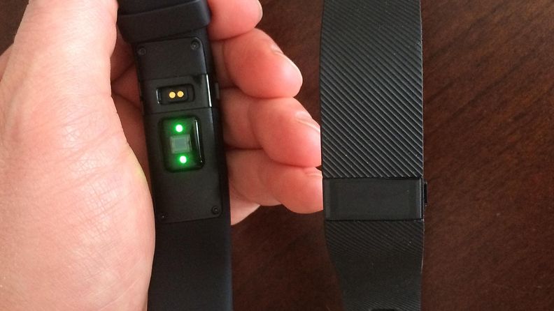 Vasemmalla Fitbit Charge HR:n optiseen sykemittaukseen käytettävät LED-valot, oikealla lähes identtinen Charge -malli