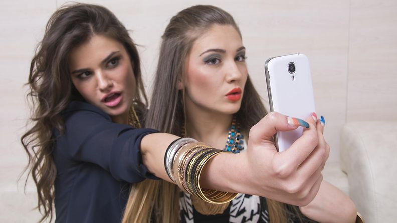 Selfiet aiheuttavat ulkonäköpaineita nuorissa tytöissä.