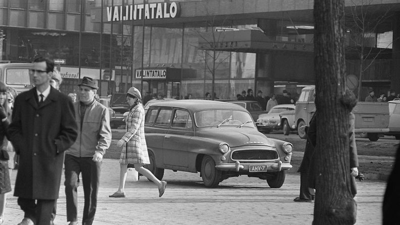 Katunäkymä Helsingin keskustasta huhtikuussa 1970. Taustalla Valintatalo