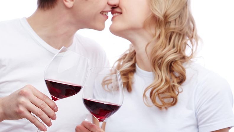 Pari juo viiniä rakastuneena