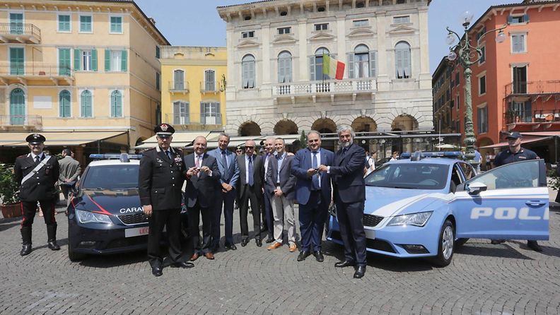 Italialaisia puolisotilaallisia karabinieereja ja maan valtionpoliisin edustajia.