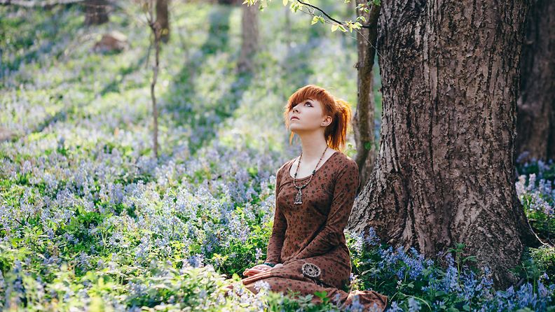Nainen meditoi metsässä (1)