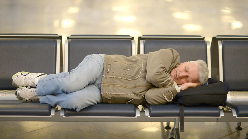 mies, nukkua, lentokenttä