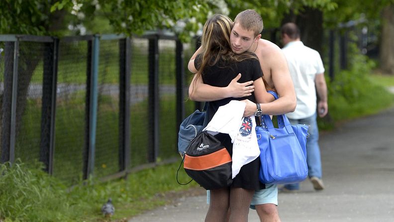 Nainen ja mies halaavat Jekaterinburgissa 28. toukokuuta 2015.