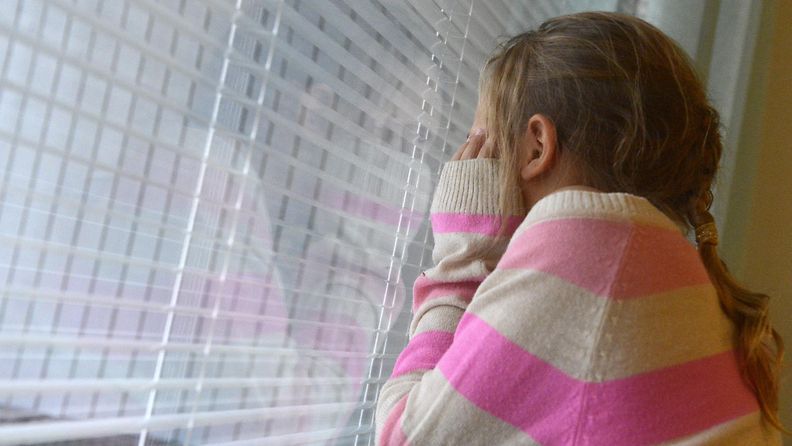 Lapsi tyttö surullinen suru masentunut masennus yksinäinen yksinäisyys kiusattu kiusaaminen
