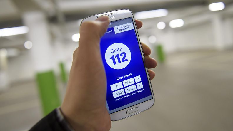 Hätäkeskuksen mobiilisovellus matkapuhelimessa Helsingissä 18. kesäkuuta 2015. Hätäkeskus on julkaissut ilmaisen älypuhelinsovelluksen, joka paikantaa puhelimen automaattisesti hätäpuhelun aikana.