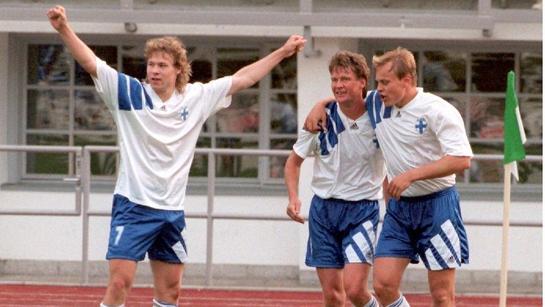 Antti Sumiala (vas), Ari Hjelm ja Mika-Matti Paatelainen juhlivat Hjelmin 2-1 voitto-osumaa Kreikkaa vastaan 1995.