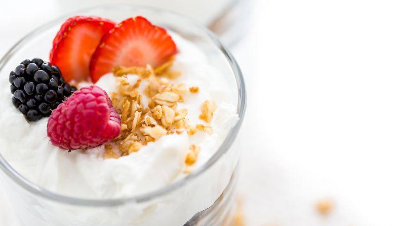Kreikkalainen jogurtti mysli hedelmät aamupala