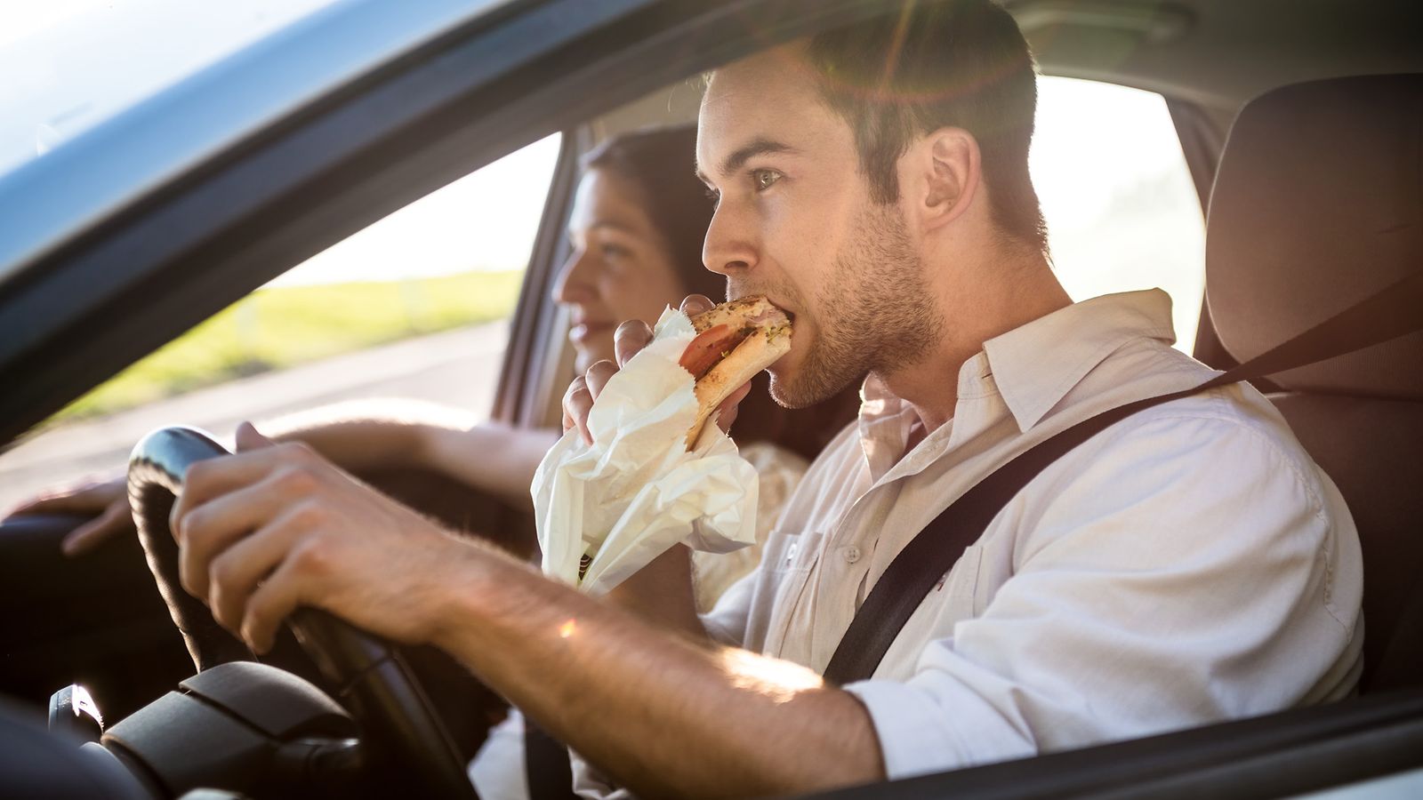 syöminen auton ratissa