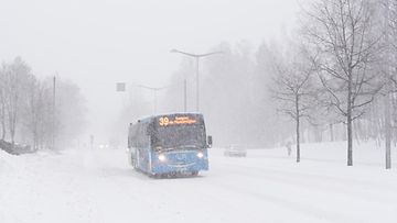 Lumimyräkkä tuisku pyry Helsinki linja-auto bussi AOP