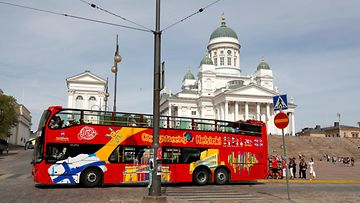 Helsinki turismi turistit Tuomiokirkko AOP