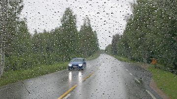 auto liikenne kesä sade maantie