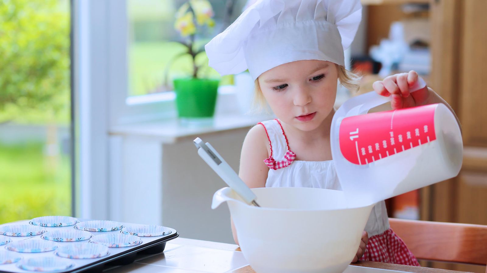 Lapsi kokkaa ruoanlaitto