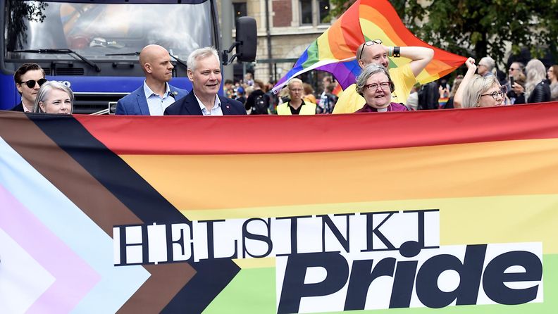 LK Helsinki Pride 29.6.2019 pääministeri Antti Rinne, puoliso Heta Ravolainen-Rinne ja Helsingin hiippakunnan piispa emerita Irja Askola