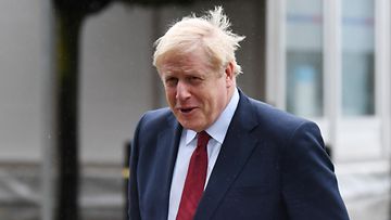 AOP Boris Johnson kävelee ulkona