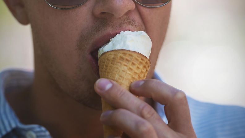 mies syö jäätelöä