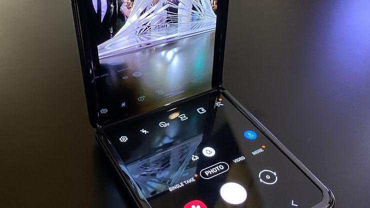 Kamerasovellus Galaxy Z Flipissä näyttö avattuna 90 asteen kulmaan