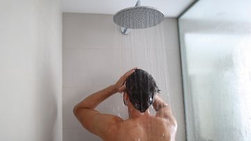 Mies suihkussa