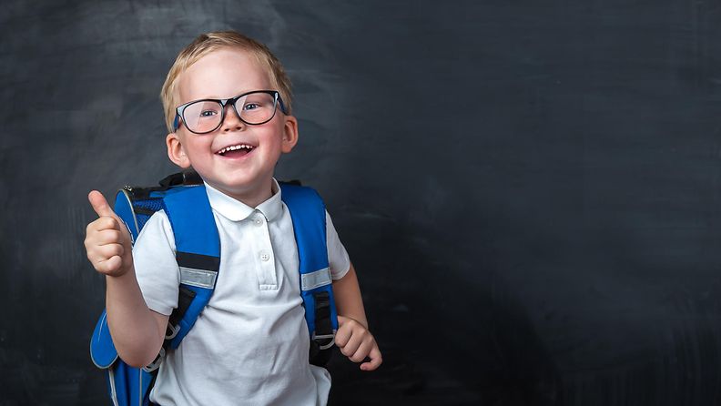 Shutterstock: koululainen, lapsi, iloinen, peukku