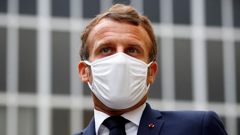 AOP Emmanuel Macron kasvomaski Ranska Pariisi