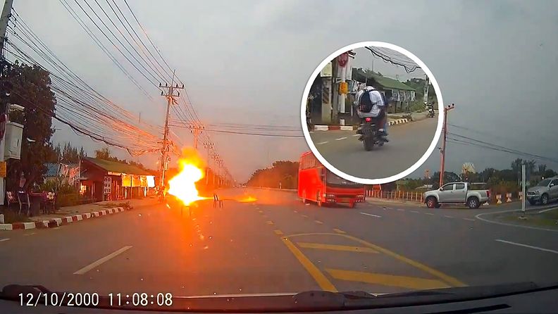 Järkyttävä tilanne tallentui videolle: Moottoripyöräilijä ajoi päin katkennutta sähköjohtoa Thaimaassa – törmäys aiheutti useiden metrien korkuisen räjähdyksen