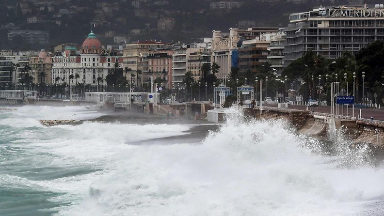 Myrskyt runtelevat Ranskaa. Tämä kuva Nizzasta. LEHTIKUVA